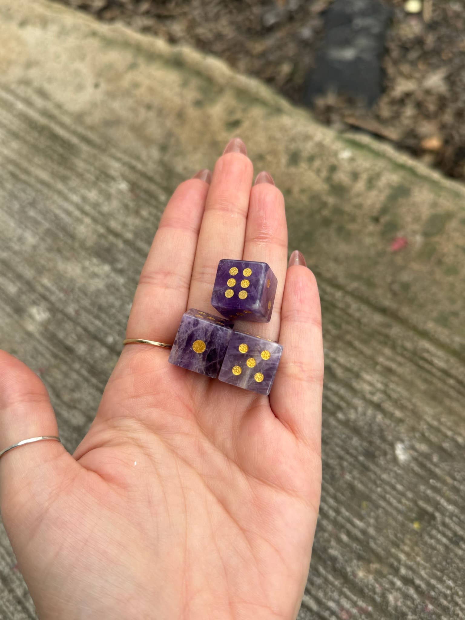Bougie Mahjong Amethyst Crystal Carved Dice (Pair)