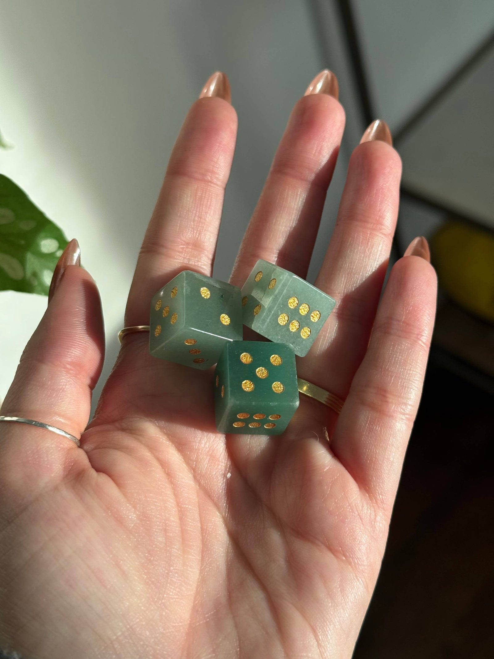 Bougie Mahjong Green Aventurine Crystal Carved Dice (Pair)